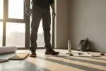 Робочі напівчеревики Urgent 201 OB на нозі — будівельник з інструментами